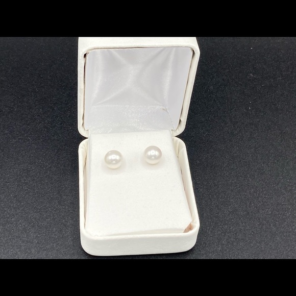 18k Yellow Gold Freshwater Pearl Stud Earrings 7mm - Picture 5 of 5